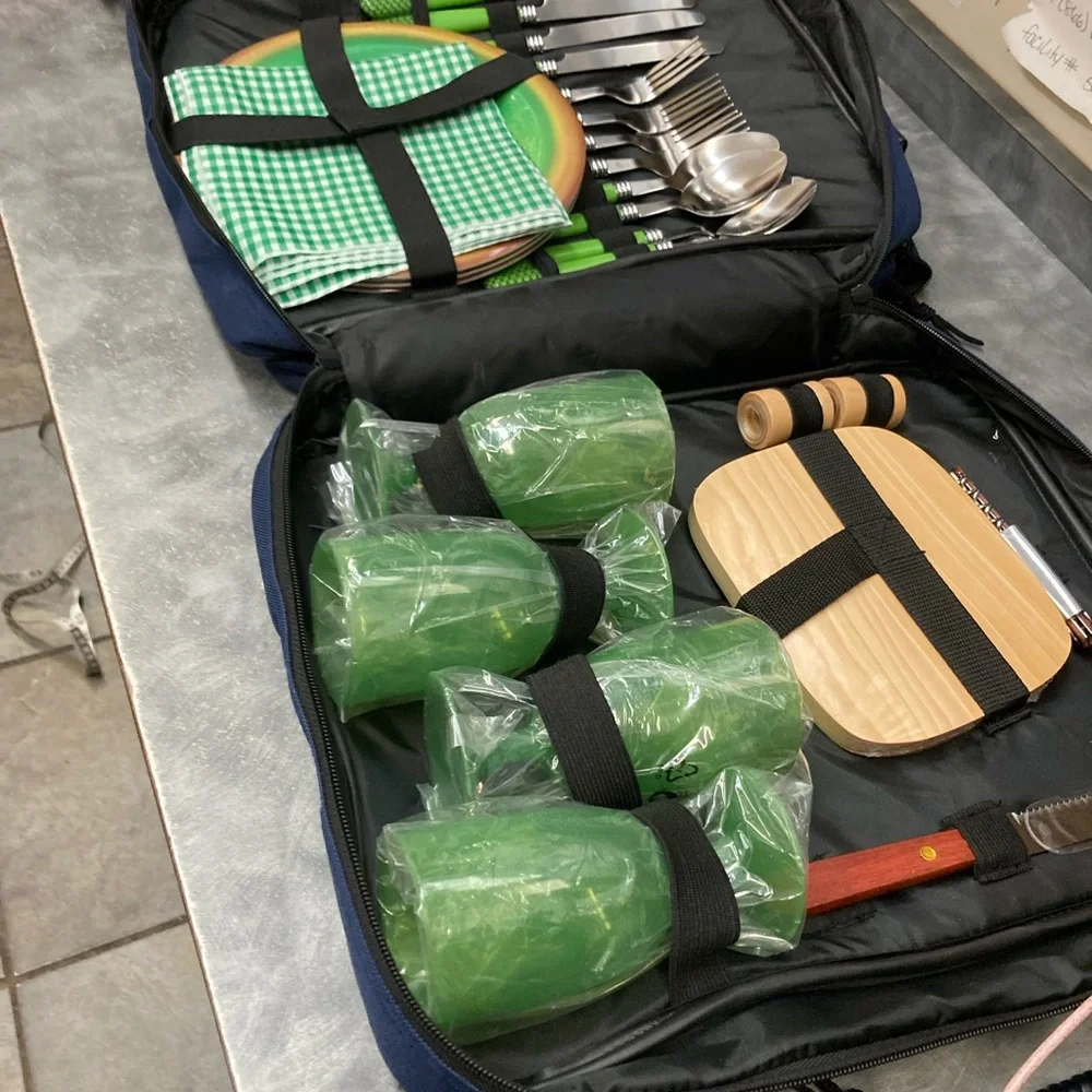 Picnic back pack serves 4
